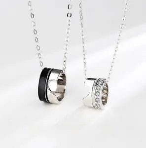 Macro di collane di coppia in argento e nero con design a cuore e pietre di zircone