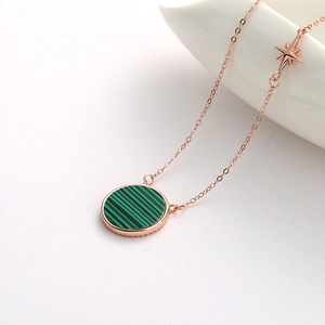 Élégant collier en argent S925 doré rose avec pendentif en malachite et charme étoile