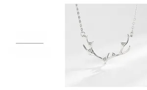 Gros plan détaillé du pendentif bois de cerf en argent S925 avec zircons blancs brillants