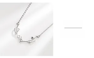 Détail du pendentif bois de cerf avec zircons blancs sur une chaîne fine en argent