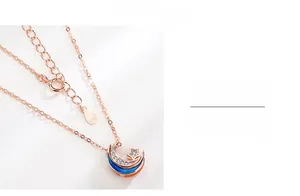 Détail macro du collier lune étoile en or rose avec poinçon en argent sterling S925
