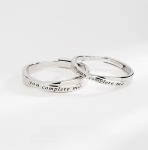 Détail des bagues de couple en argent S925 avec gravure romantique 'You complete me'