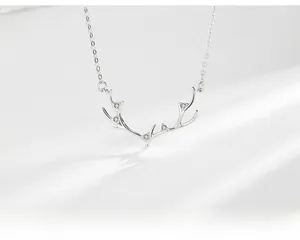 Détail du collier en argent avec bois de cerf et cinq pierres de zircone brillantes