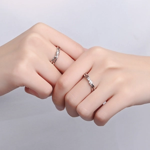 Bagues de couple en argent S925 avec design de nœud entrelacé et détails en zircon