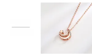Détail du collier étoile et lune en or rose avec polissage multicouche de haute qualité