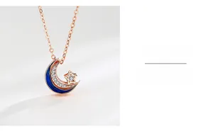 Détail du collier étoile et lune en or rose avec émail bleu et oxydes de zirconium
