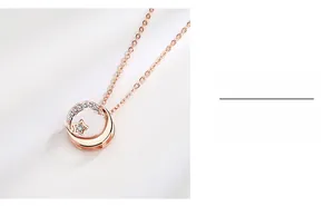 Détail du collier pendentif lune et étoile en or rose avec diamants micro-incrustés