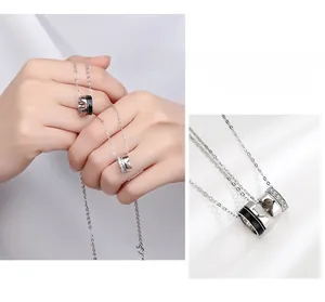 Dettaglio della collana di coppia in argento S925 con pezzi a cuore e diamanti