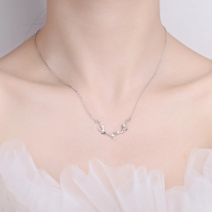 Collier bois de cerf en argent sterling S925 avec zircon sur un mannequin élégant