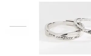 Gros plan des bagues en argent sterling S925 avec gravure 'you complete me' ciselée