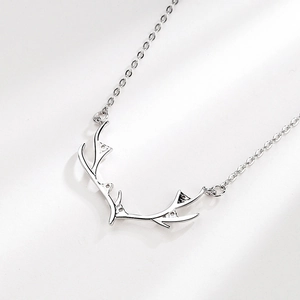 Collier avec pendentif bois de renne en argent sterling S925 sur fond blanc