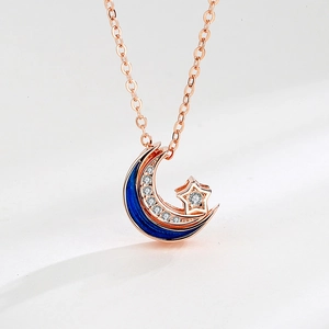 Élégant collier pendentif lune et étoile en or rose avec émail bleu et cristaux brillants