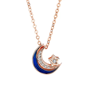 Élégant collier avec pendentif étoile et lune en or rose avec émail bleu et pierres de zircon