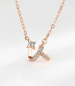 Dettaglio della collana meteora oro rosa con pendente a stella e zirconi brillanti