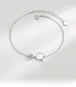 Détail d'un bracelet en argent sterling S925 avec pendentif en coquillage et zircone cubique