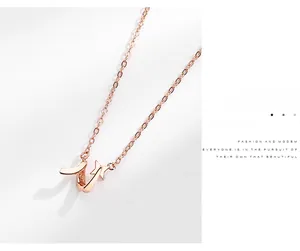 Macro della collana meteora in argento S925 oro rosa con ciondolo a stella lucidato a mano