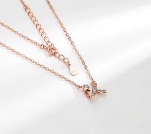 Dettaglio della collana meteora in argento S925 oro rosa con stelle in zircone lucido