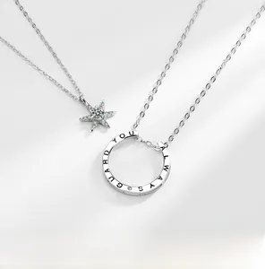 Vue détaillée du pendentif hexagramme en argent S925 et colliers de couple avec gravure