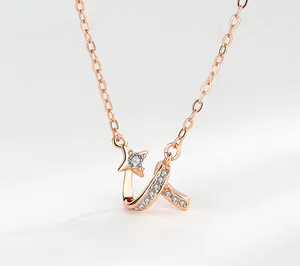 Dettaglio del ciondolo a stella in oro rosa con zirconi brillanti su una catena a O