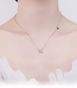 Dettaglio della collana meteora in argento S925 oro rosa con pendente a stella su una modella