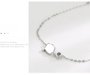 Vue macro du bracelet en argent avec pendentif poli et oxyde de zirconium étincelant