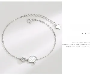 Détail du bracelet en argent S925 avec pendentif en coquille et petit zircon