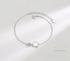 Détails d'un bracelet en argent S925 avec pendentif en nacre et accents de zircon