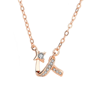 Elegante collana in argento S925 oro rosa con ciondolo a stella e zircone su sfondo bianco