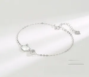 Détail macro du bracelet en argent S925 avec nacre en forme de coquille et zircons
