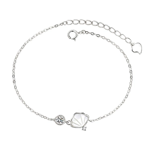 Bracelet en argent S925 avec pendentif en nacre et zircons sur fond blanc épuré