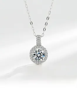 Détail macro du pendentif en moissanite en argent sterling S925 avec sertissage halo précis