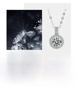 Détail macro du pendentif moissanite 1 carat avec sertissage halo sur chaîne en argent S925