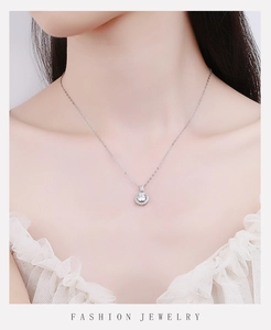 Gros plan d'un collier en argent moissanite S925 porté par un mannequin en dentelle