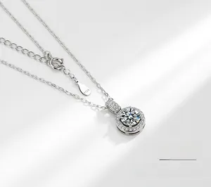 Détail macro du collier en argent sterling S925 avec moissanite 1 carat et halo rond
