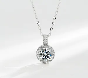 Vue macro d'un collier en argent 925 avec pendentif classique en moissanite de 1 carat