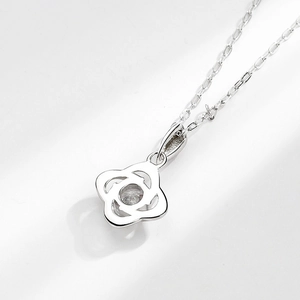 Elegant S925 sterling silver four-leaf clover necklace with sparkling moissanite stone