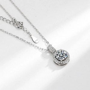 Collier halo classique en argent sterling S925 avec pendentif moissanite 1 carat femme