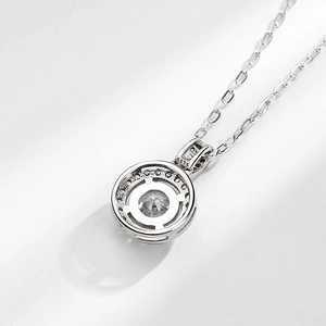 Collier classique en argent sterling S925 avec moissanite 1ct et détails à quatre griffes
