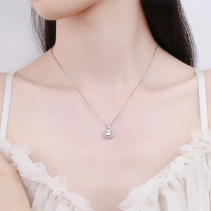 Collier classique en argent 925 moissanite avec pendentif halo de 1 carat sur un modèle
