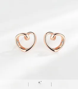 Macro di orecchini a cuore in argento S925 con finitura oro rosa e incisione LOVE