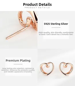 Dettaglio di orecchini a cuore in argento S925 placcati oro rosa con incisione LOVE