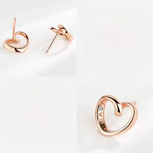 Macro orecchini cuore in argento S925 con incisione LOVE e piccolo zircone incastonato