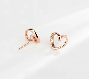 Dettaglio orecchini a lobo a cuore cavo in argento S925 oro rosa con incisione LOVE
