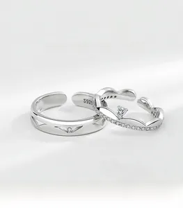 Détail de bagues de couple en argent 925 avec design couronne et poinçon S925