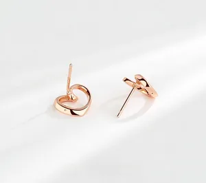 Dettaglio del marchio S925 su orecchini a cuore vuoto in argento sterling oro rosa