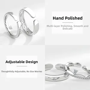 Vue détaillée des bagues de couple en argent S925 avec design couronne et anneau ajustable