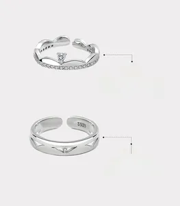 Détails macro des bagues de couple en argent S925 avec motifs couronne et géométriques