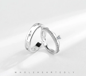Détail des bagues de couple en argent S925 avec couronne de cœur et motif losange