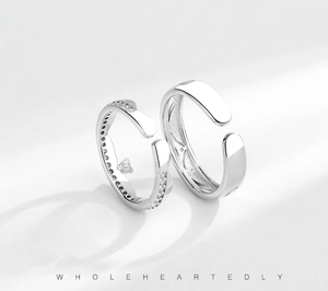 Détails macro de bagues de couple en argent avec structure ouverte et pavé de pierres