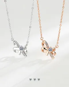 Gros plan de colliers nœud en argent S925 en argent et or rose avec des pierres de zircone